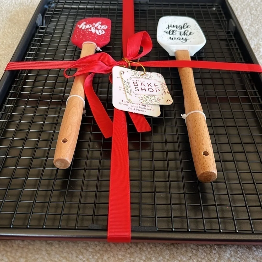 Brand New The Bake Shop 4-Piece Baking Set Christmas Cookie Sheet Pan Spatula